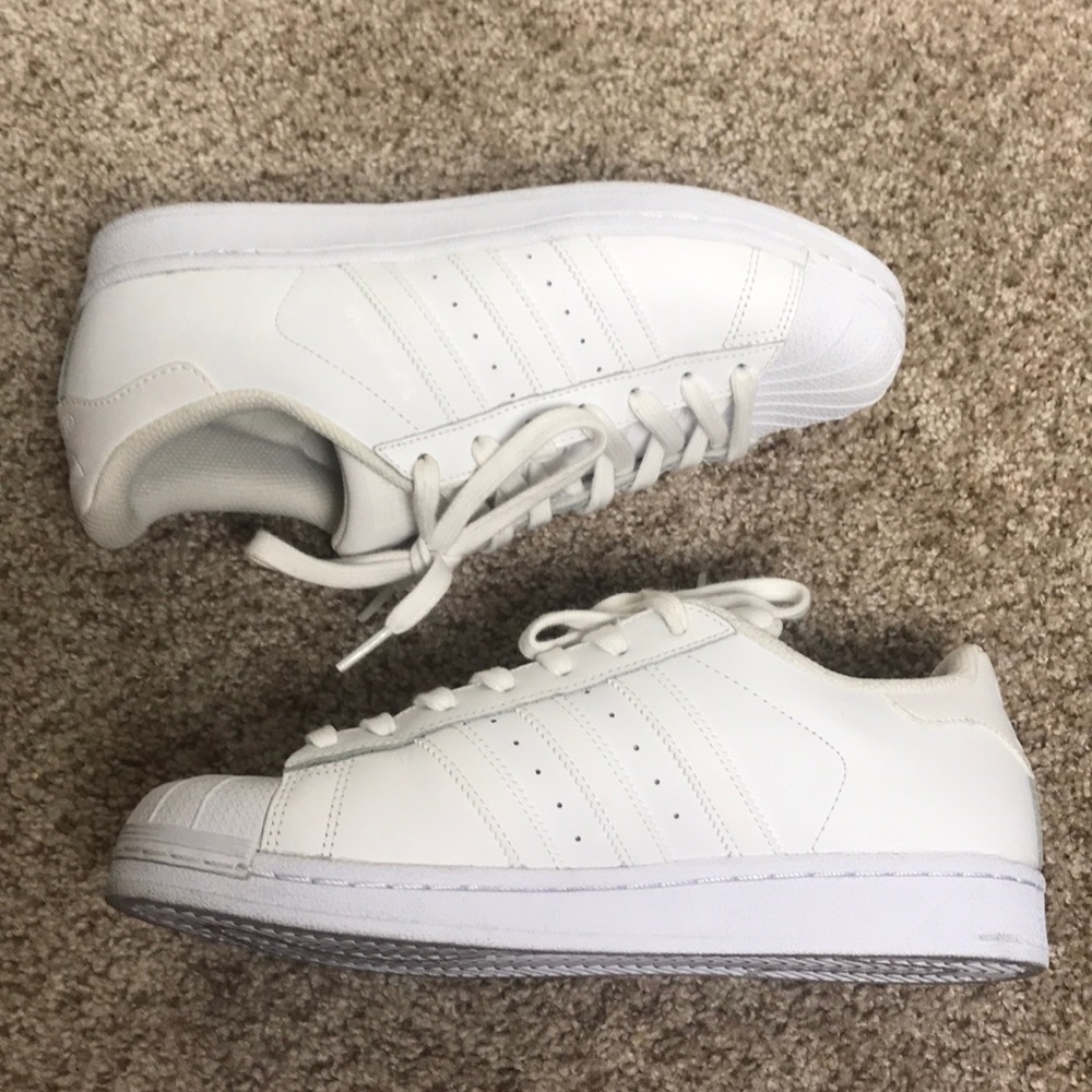 Women’s white adidas superstar shoes size 8 1/2